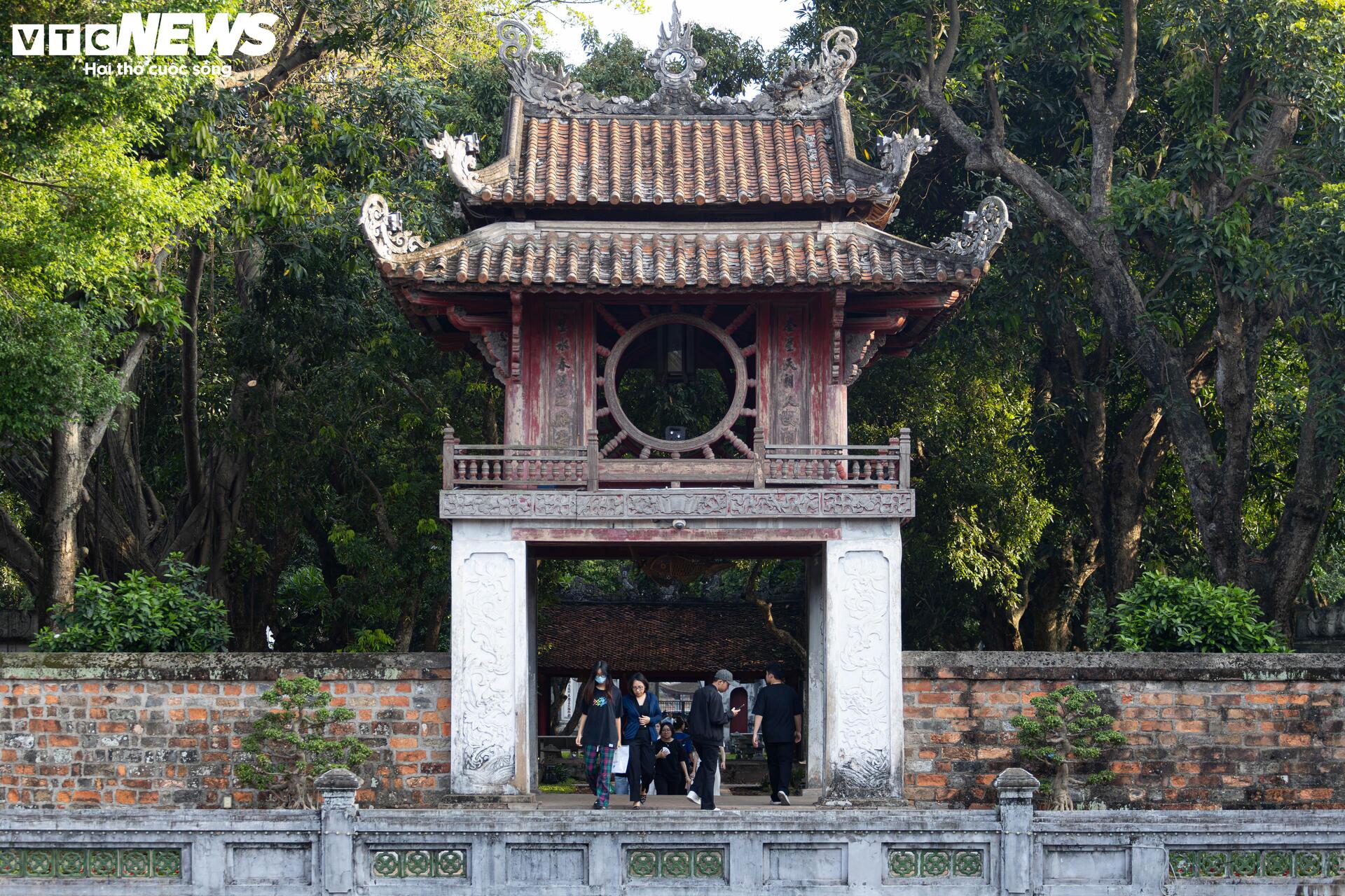 Sĩ tử mang bút, giấy báo thi đến Văn Miếu 'xin vía đỗ đại học' - Ảnh 1. Sĩ tử mang bút, giấy báo thi đến Văn Miếu 'xin vía đỗ đại học' - Ảnh 1.