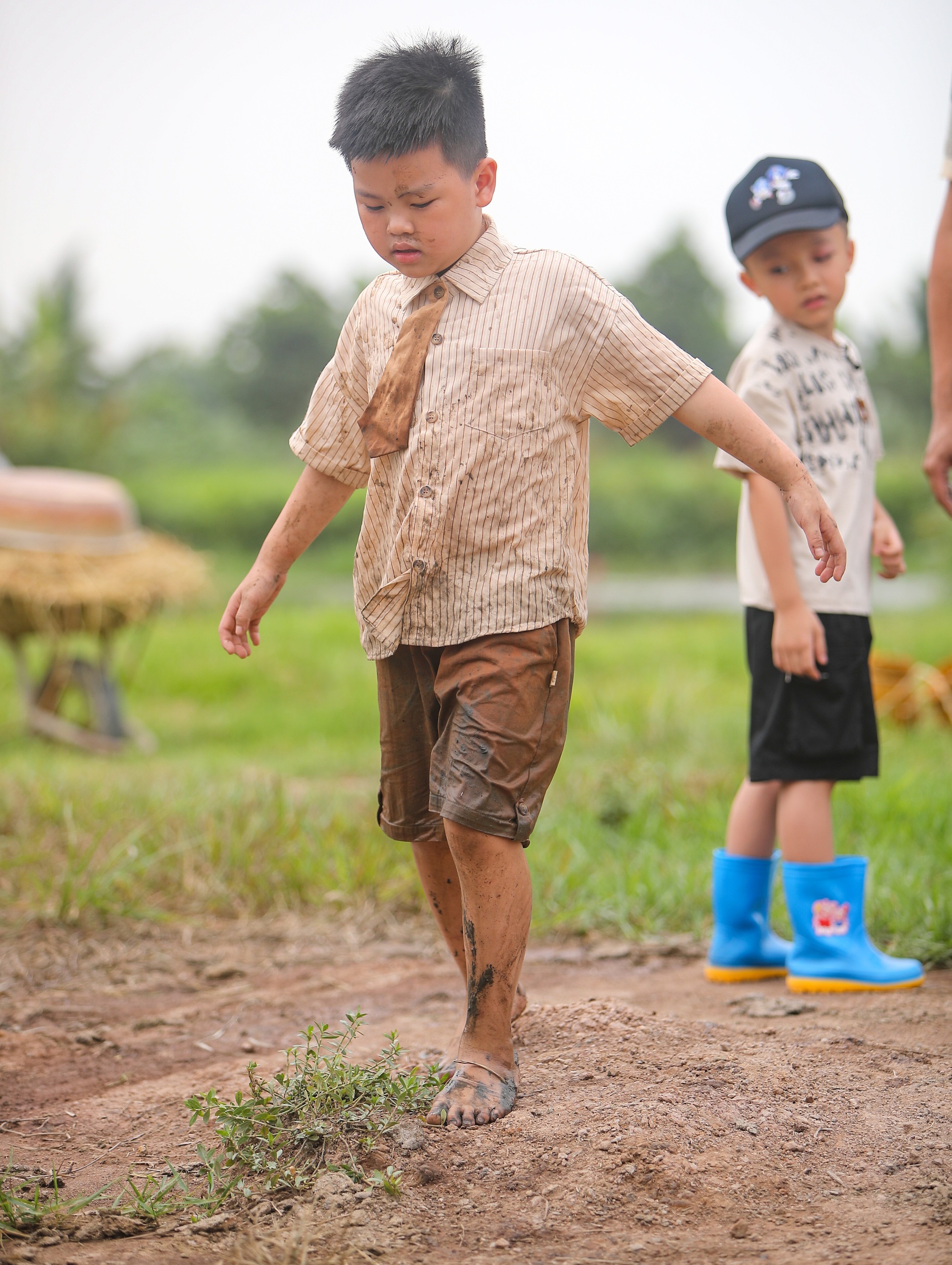 "Bố ơi mình đi đâu thế" tập 6: Bỏ phố về quê, không điều hòa, chỉ còn mấy bố con với ruộng đồng; khổ đến nỗi bé Cati đòi về nhà!- Ảnh 8. "Bố ơi mình đi đâu thế" tập 6: Bỏ phố về quê, không điều hòa, chỉ còn mấy bố con với ruộng đồng; khổ đến nỗi bé Cati đòi về nhà!- Ảnh 8.