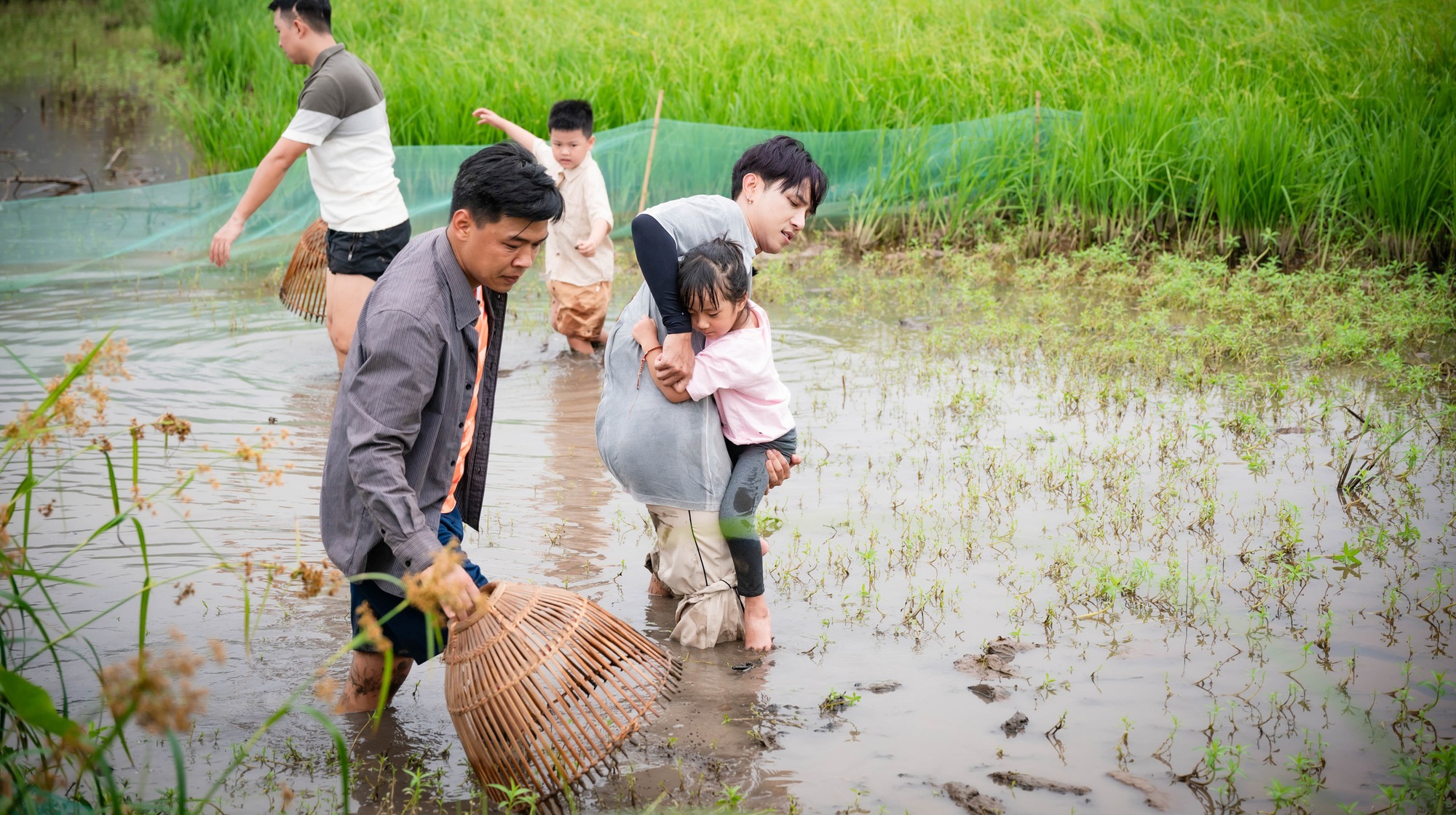 "Bố ơi mình đi đâu thế" tập 6: Bỏ phố về quê, không điều hòa, chỉ còn mấy bố con với ruộng đồng; khổ đến nỗi bé Cati đòi về nhà!- Ảnh 4. "Bố ơi mình đi đâu thế" tập 6: Bỏ phố về quê, không điều hòa, chỉ còn mấy bố con với ruộng đồng; khổ đến nỗi bé Cati đòi về nhà!- Ảnh 4.