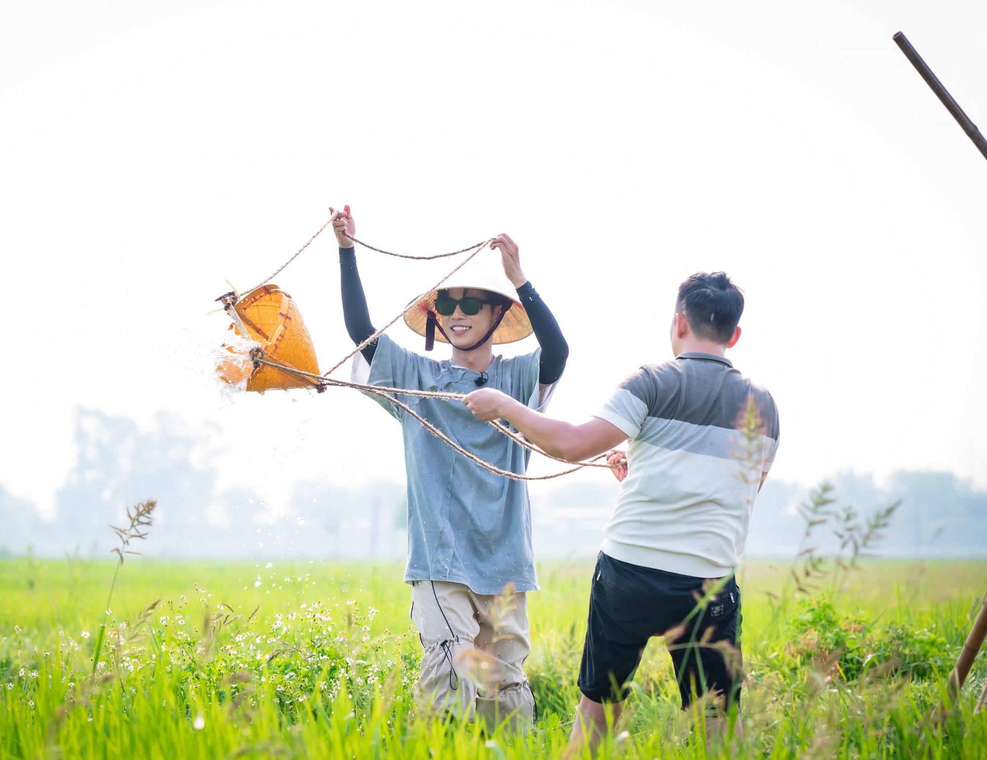 "Bố ơi mình đi đâu thế" tập 6: Bỏ phố về quê, không điều hòa, chỉ còn mấy bố con với ruộng đồng; khổ đến nỗi bé Cati đòi về nhà!- Ảnh 5. "Bố ơi mình đi đâu thế" tập 6: Bỏ phố về quê, không điều hòa, chỉ còn mấy bố con với ruộng đồng; khổ đến nỗi bé Cati đòi về nhà!- Ảnh 5.