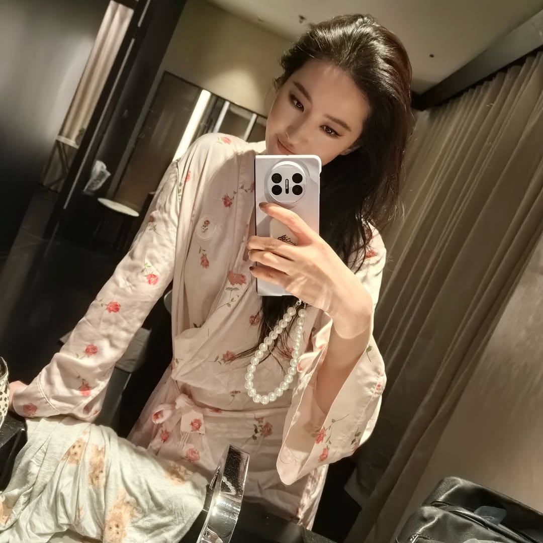 Lưu Diệc Phi bất ngờ tung bức ảnh khiến cả xứ tỷ dân mất ngủ- Ảnh 1. Lưu Diệc Phi bất ngờ tung bức ảnh khiến cả xứ tỷ dân mất ngủ- Ảnh 1.