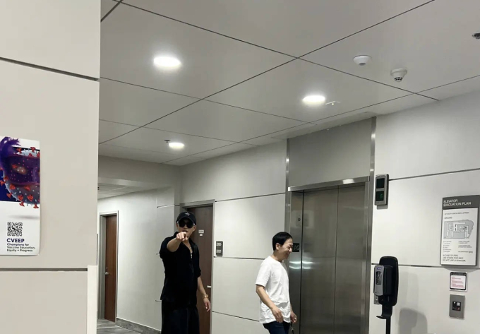 "Tóm gọn" hình ảnh nghi con đầu lòng của chủ tịch showbiz và nàng thơ gen Z - Ảnh 4. "Tóm gọn" hình ảnh nghi con đầu lòng của chủ tịch showbiz và nàng thơ gen Z - Ảnh 4.