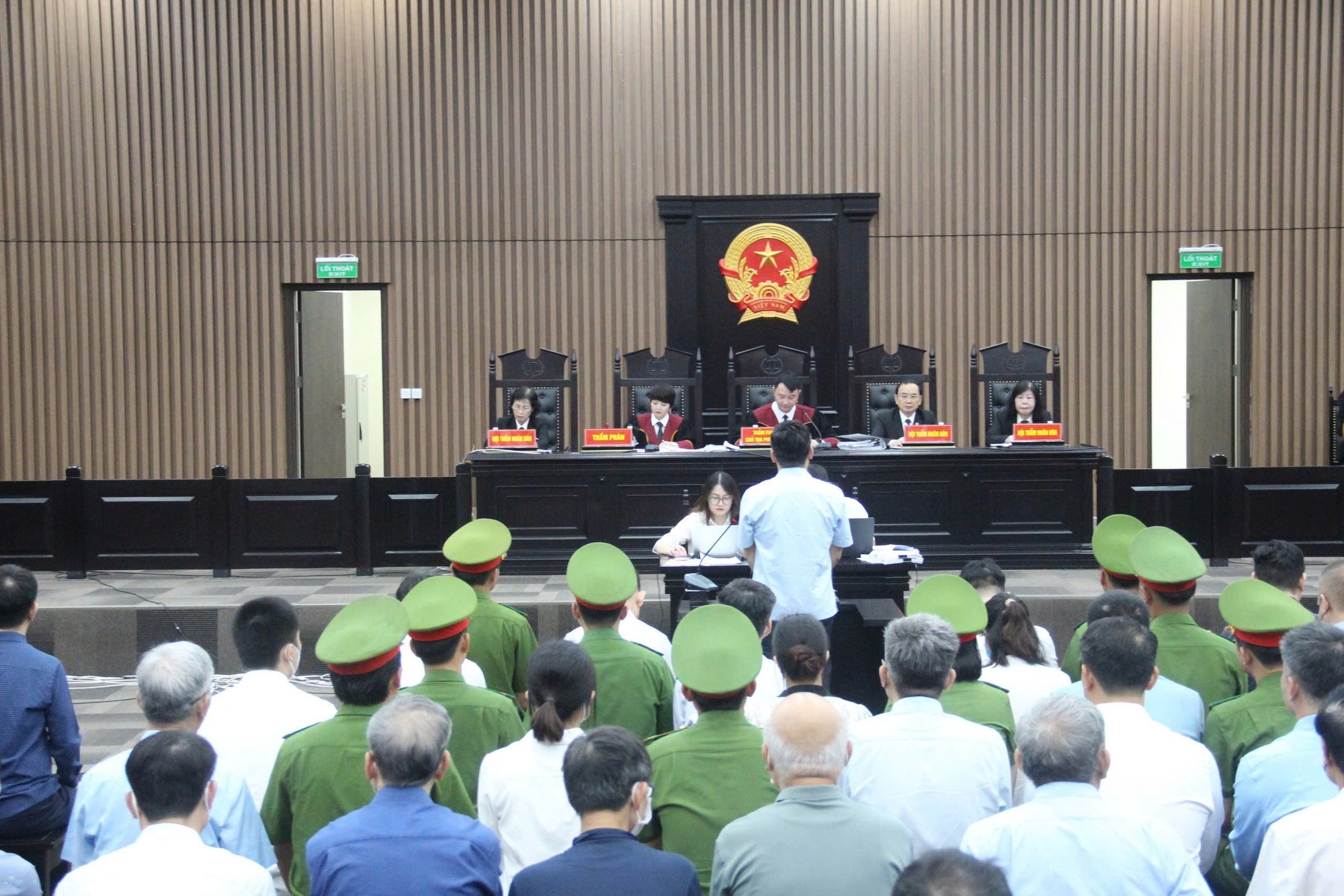 Cựu bí thư Hoàng Thị Thúy Lan khai dùng tiền hối lộ làm từ thiện, ủng hộ người nghèo - Ảnh 2. Cựu bí thư Hoàng Thị Thúy Lan khai dùng tiền hối lộ làm từ thiện, ủng hộ người nghèo - Ảnh 2.