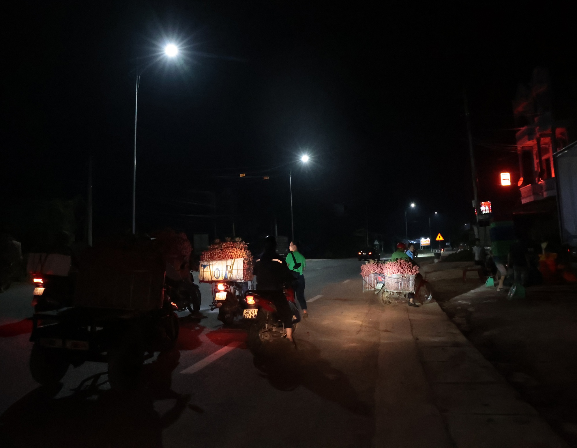Sáng mùng 1 âm lịch, người dân Bắc Giang bàng hoàng vì giá vải bỗng dưng giảm mạnh, chỉ còn 3.000 đồng/kg - Ảnh 1. Sáng mùng 1 âm lịch, người dân Bắc Giang bàng hoàng vì giá vải bỗng dưng giảm mạnh, chỉ còn 3.000 đồng/kg - Ảnh 1.