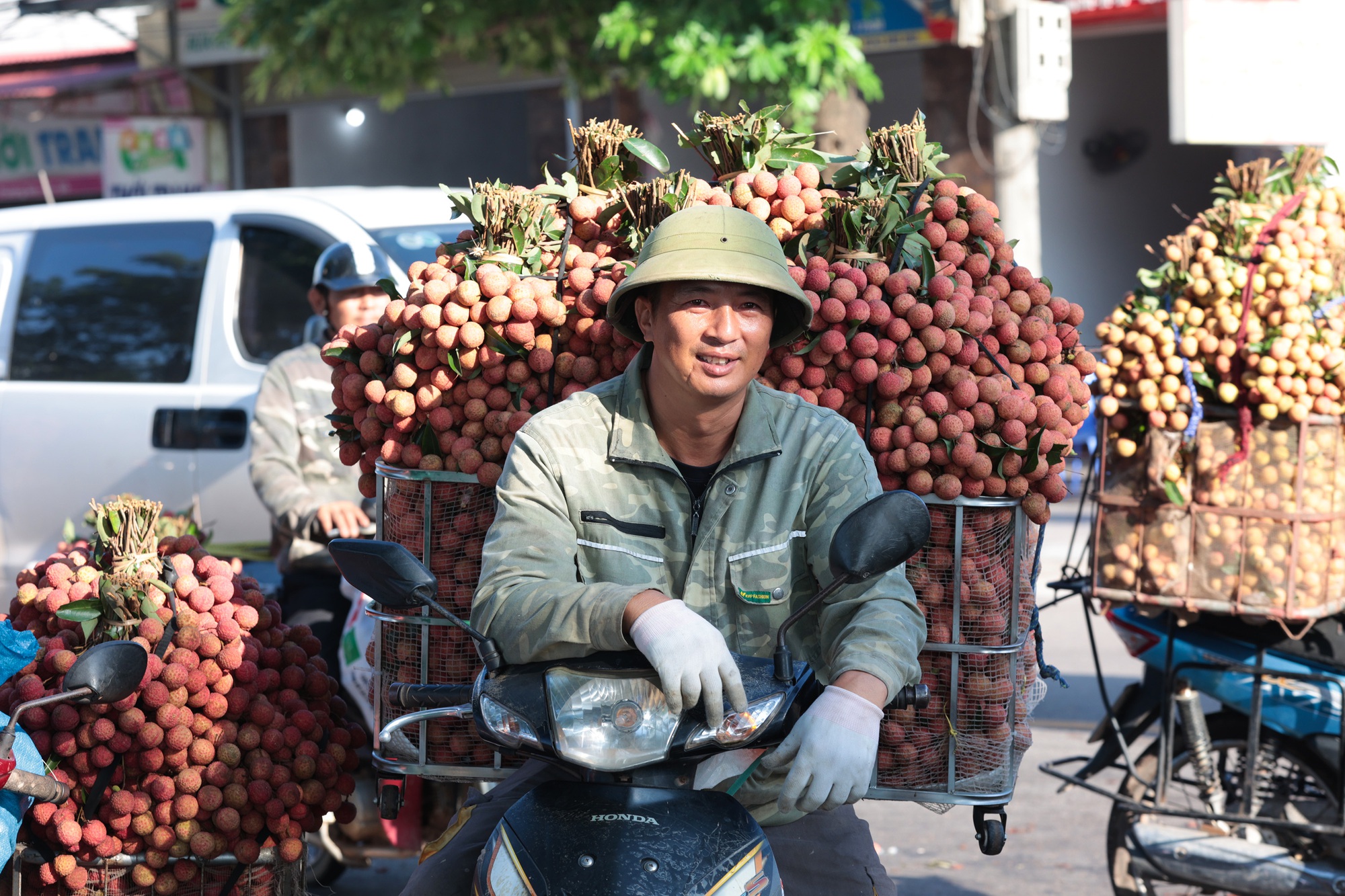 Sáng mùng 1 âm lịch, người dân Bắc Giang bàng hoàng vì giá vải bỗng dưng giảm mạnh, chỉ còn 3.000 đồng/kg - Ảnh 4. Sáng mùng 1 âm lịch, người dân Bắc Giang bàng hoàng vì giá vải bỗng dưng giảm mạnh, chỉ còn 3.000 đồng/kg - Ảnh 4.
