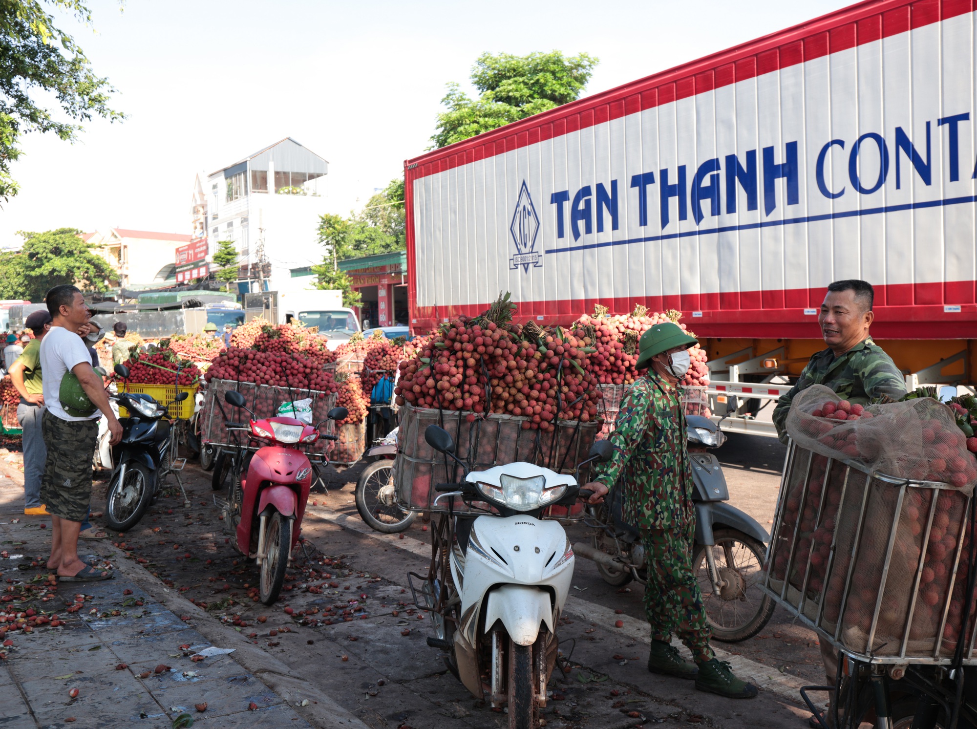 Sáng mùng 1 âm lịch, người dân Bắc Giang bàng hoàng vì giá vải bỗng dưng giảm mạnh, chỉ còn 3.000 đồng/kg - Ảnh 6. Sáng mùng 1 âm lịch, người dân Bắc Giang bàng hoàng vì giá vải bỗng dưng giảm mạnh, chỉ còn 3.000 đồng/kg - Ảnh 6.
