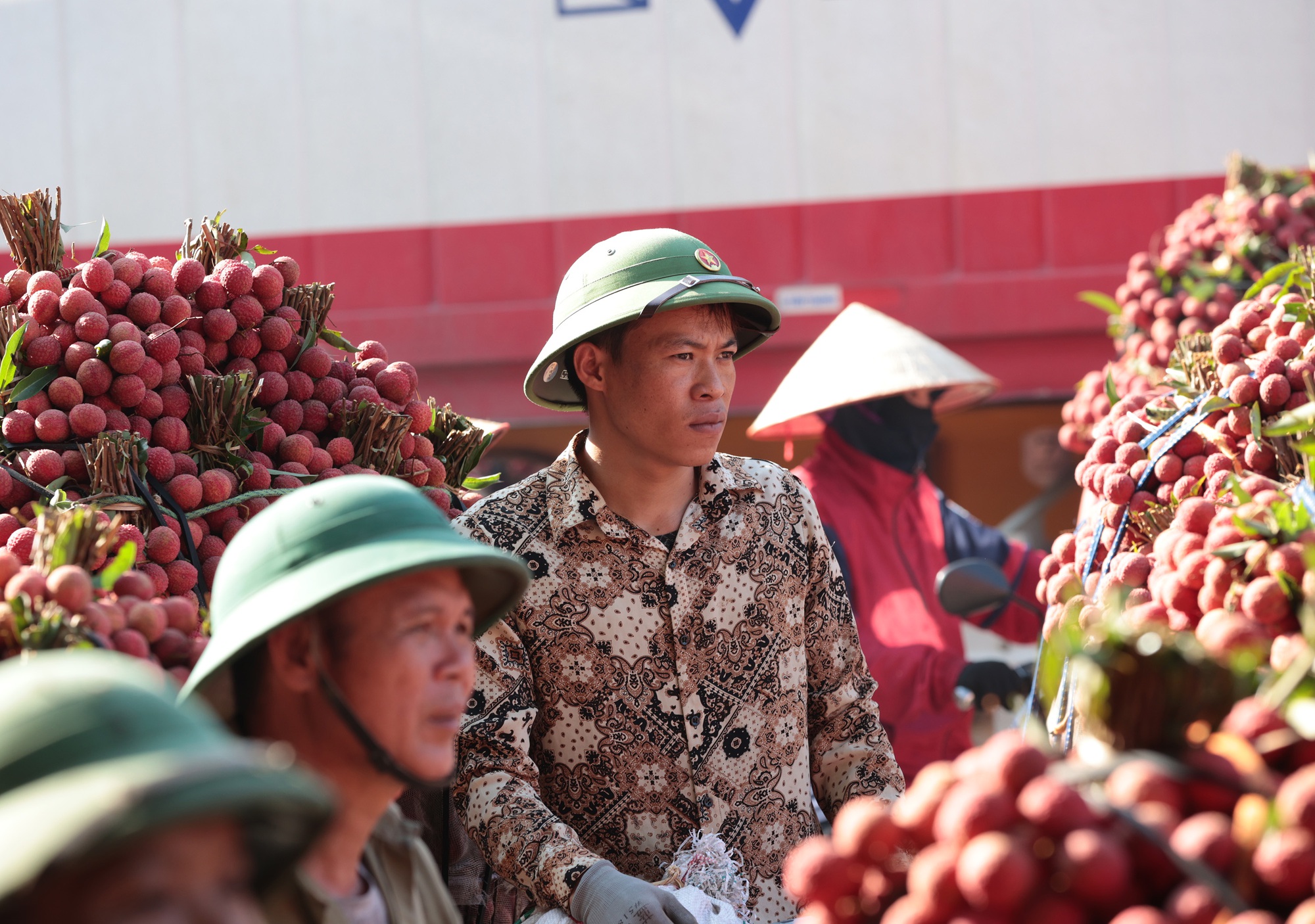 Sáng mùng 1 âm lịch, người dân Bắc Giang bàng hoàng vì giá vải bỗng dưng giảm mạnh, chỉ còn 3.000 đồng/kg - Ảnh 9. Sáng mùng 1 âm lịch, người dân Bắc Giang bàng hoàng vì giá vải bỗng dưng giảm mạnh, chỉ còn 3.000 đồng/kg - Ảnh 9.