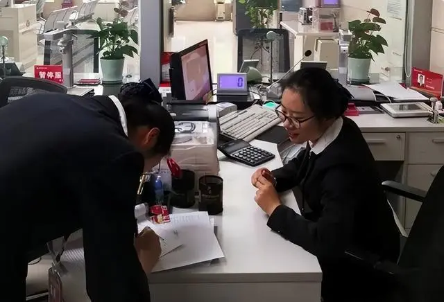 Sai phạm khi chuyển khoản hơn 14,5 tỷ đồng, nữ kế to&aacute;n được tuy&ecirc;n dương: Th&agrave;nh c&ocirc;ng phanh phui đường d&acirc;y rửa tiền quy m&ocirc; khủng - Ảnh 1.