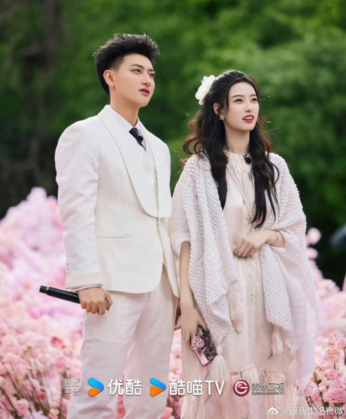 "Tóm gọn" hình ảnh nghi con đầu lòng của chủ tịch showbiz và nàng thơ gen Z - Ảnh 3. "Tóm gọn" hình ảnh nghi con đầu lòng của chủ tịch showbiz và nàng thơ gen Z - Ảnh 3.