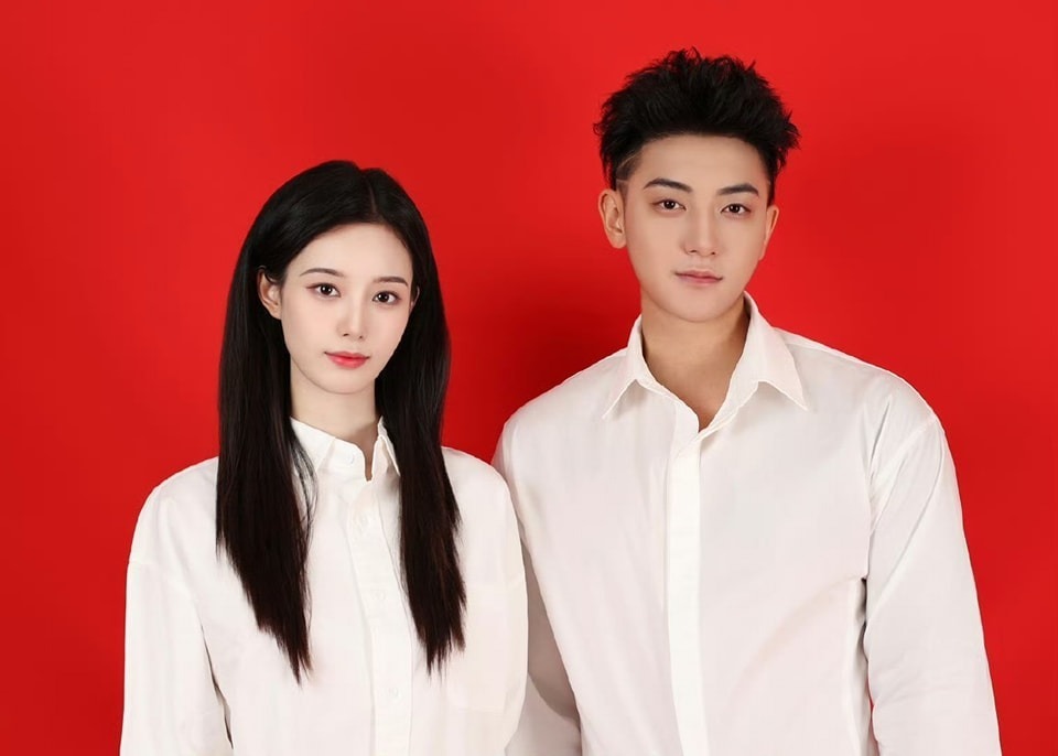 "Tóm gọn" hình ảnh nghi con đầu lòng của chủ tịch showbiz và nàng thơ gen Z - Ảnh 2. "Tóm gọn" hình ảnh nghi con đầu lòng của chủ tịch showbiz và nàng thơ gen Z - Ảnh 2.