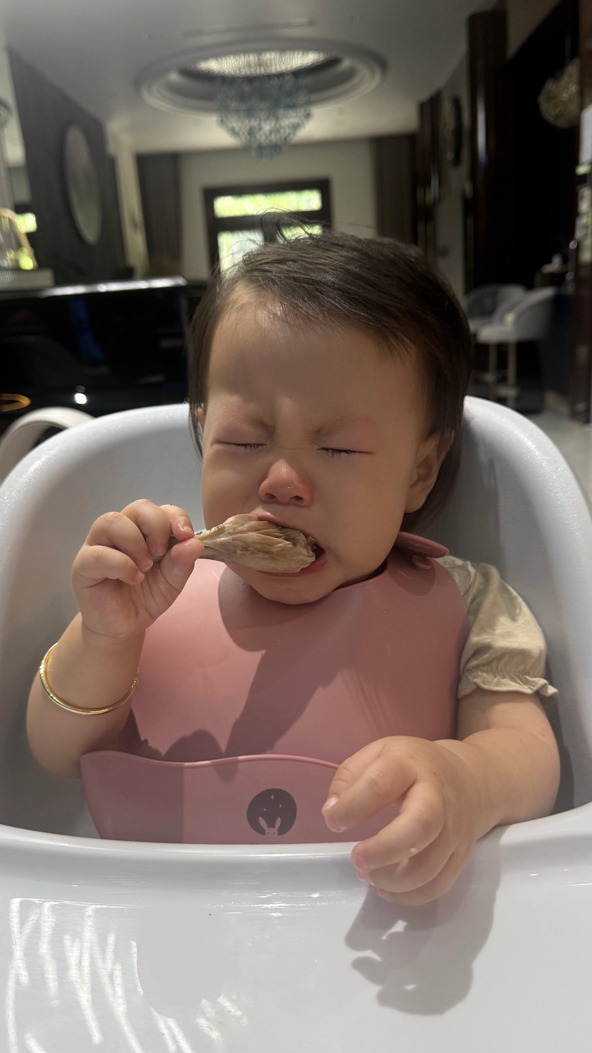Phương Oanh khoe biểu cảm “siêu cấp đáng yêu” của con gái khi ăn, ai cũng khen giống shark Bình - Ảnh 2. Phương Oanh khoe biểu cảm “siêu cấp đáng yêu” của con gái khi ăn, ai cũng khen giống shark Bình - Ảnh 2.