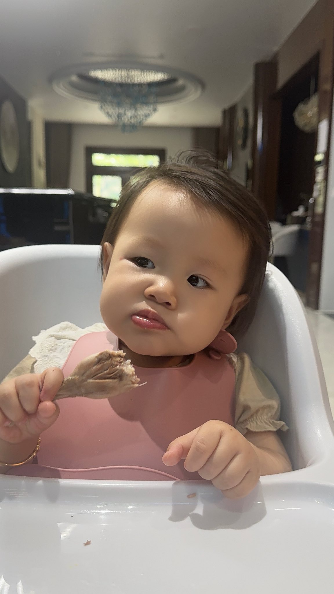 Phương Oanh khoe biểu cảm “siêu cấp đáng yêu” của con gái khi ăn, ai cũng khen giống shark Bình - Ảnh 3. Phương Oanh khoe biểu cảm “siêu cấp đáng yêu” của con gái khi ăn, ai cũng khen giống shark Bình - Ảnh 3.