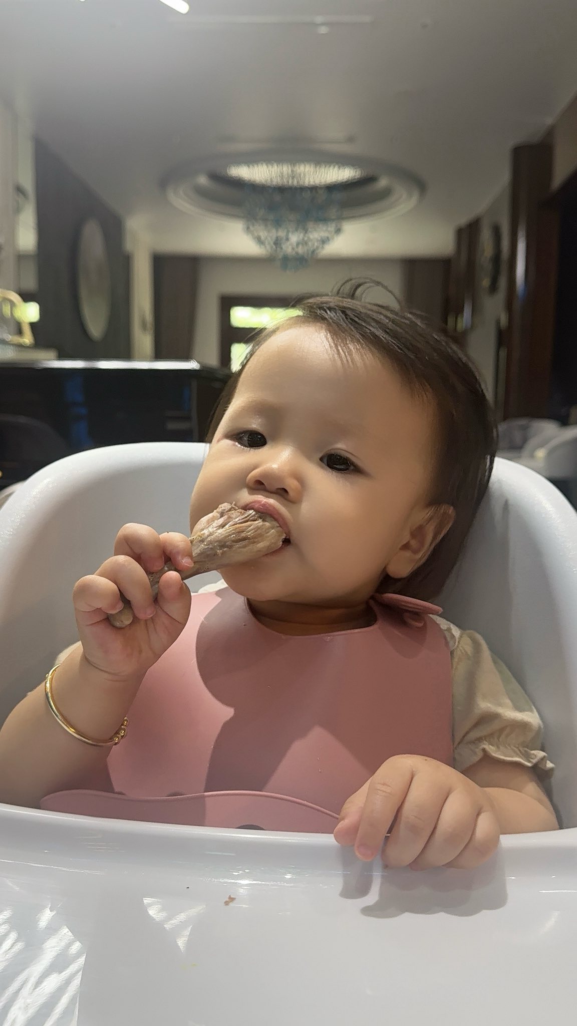 Phương Oanh khoe biểu cảm “siêu cấp đáng yêu” của con gái khi ăn, ai cũng khen giống shark Bình - Ảnh 4. Phương Oanh khoe biểu cảm “siêu cấp đáng yêu” của con gái khi ăn, ai cũng khen giống shark Bình - Ảnh 4.