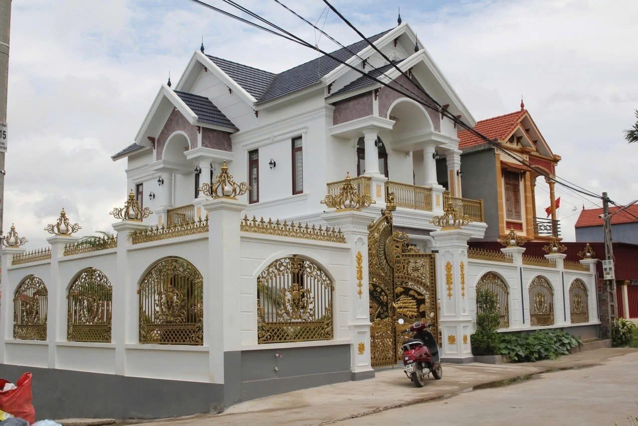 Ngôi nhà tráng lệ của đối tượng cầm đầu đường dây lừa đảo, 1 người ở TP. HCM bị lừa hơn 41 tỷ trong 2 ngày - Ảnh 2. Ngôi nhà tráng lệ của đối tượng cầm đầu đường dây lừa đảo, 1 người ở TP. HCM bị lừa hơn 41 tỷ trong 2 ngày - Ảnh 2.