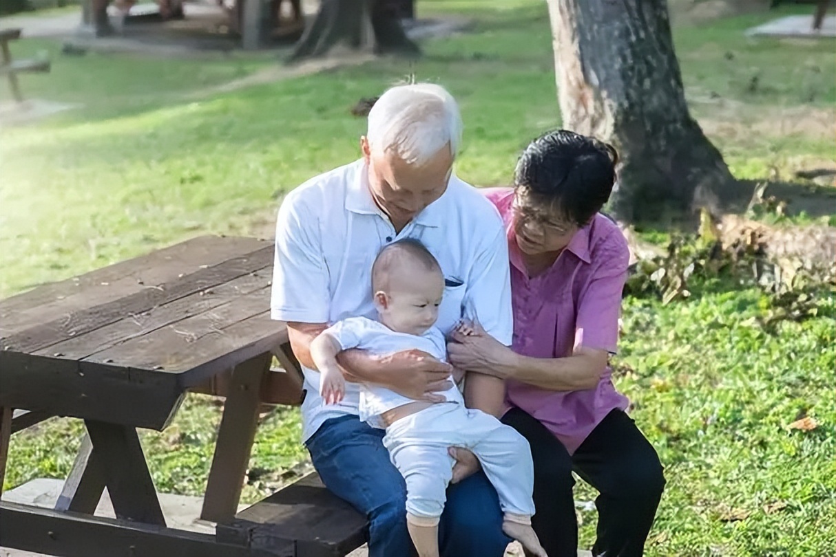 Trẻ có 2 độ tuổi cực QUAN TRỌNG: Ông bà tốt nhất KHÔNG NÊN chăm sóc cháu giai đoạn này! - Ảnh 1. Trẻ có 2 độ tuổi cực QUAN TRỌNG: Ông bà tốt nhất KHÔNG NÊN chăm sóc cháu giai đoạn này! - Ảnh 1.