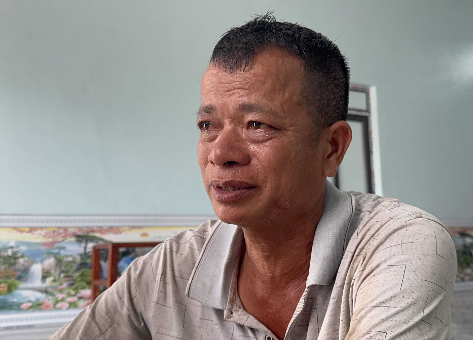 Xót xa vụ hai mẹ con đi bán vải ở Bắc Giang bị nước lũ cuốn trôi: Người đàn ông khóc nghẹn bên di ảnh vợ - Ảnh 2. Xót xa vụ hai mẹ con đi bán vải ở Bắc Giang bị nước lũ cuốn trôi: Người đàn ông khóc nghẹn bên di ảnh vợ - Ảnh 2.