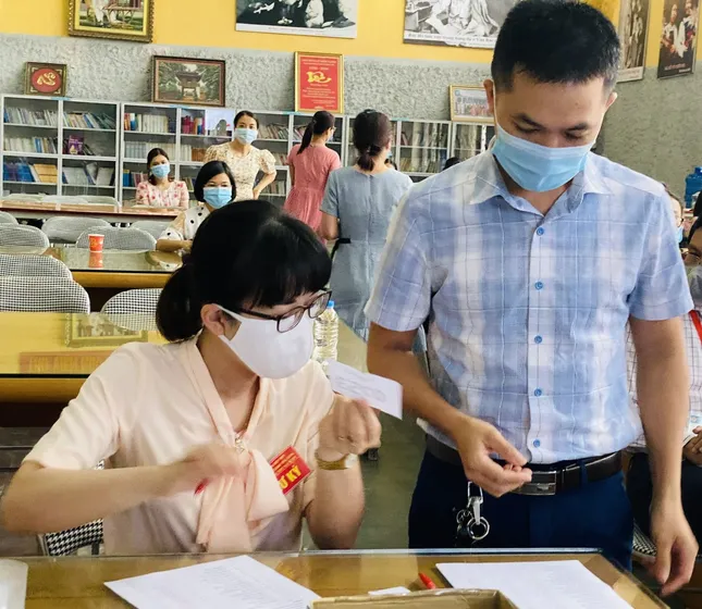 C&aacute;n bộ, gi&aacute;o vi&ecirc;n vừa họp n&oacute;ng c&ocirc;ng t&aacute;c thi: Kh&ocirc;ng được 's&aacute;ng tạo' khi coi thi - Ảnh 2.