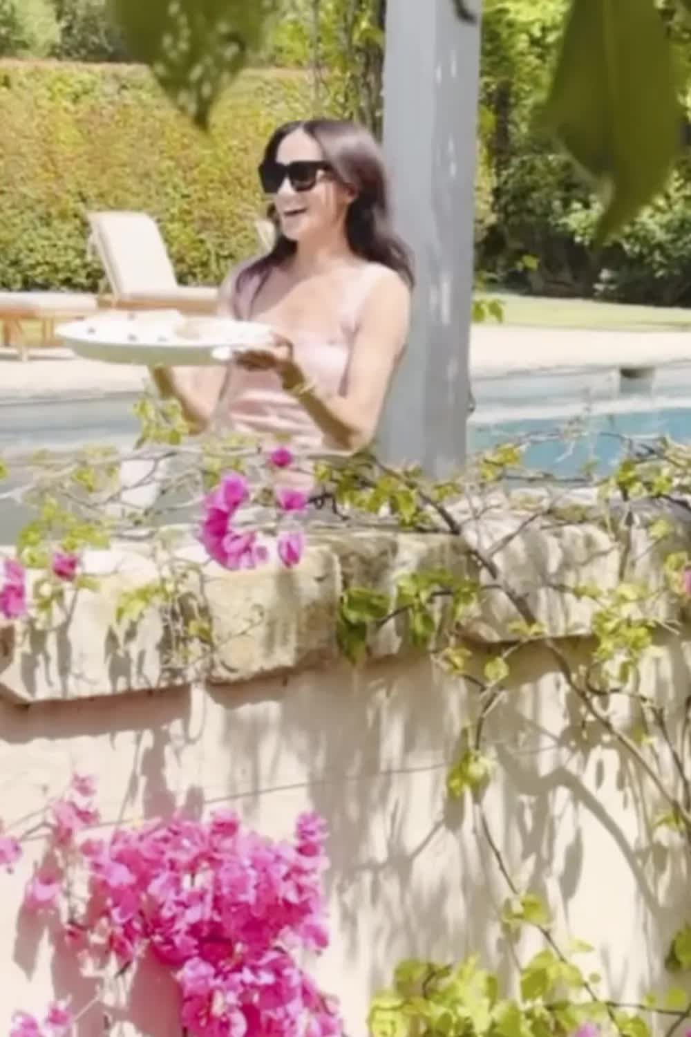 Công chúa Lilibet bất ngờ lộ diện trong video hậu trường của Meghan Markle: Chi tiết chiếc túi cầu vồng gây sốt!- Ảnh 2. Công chúa Lilibet bất ngờ lộ diện trong video hậu trường của Meghan Markle: Chi tiết chiếc túi cầu vồng gây sốt!- Ảnh 2.