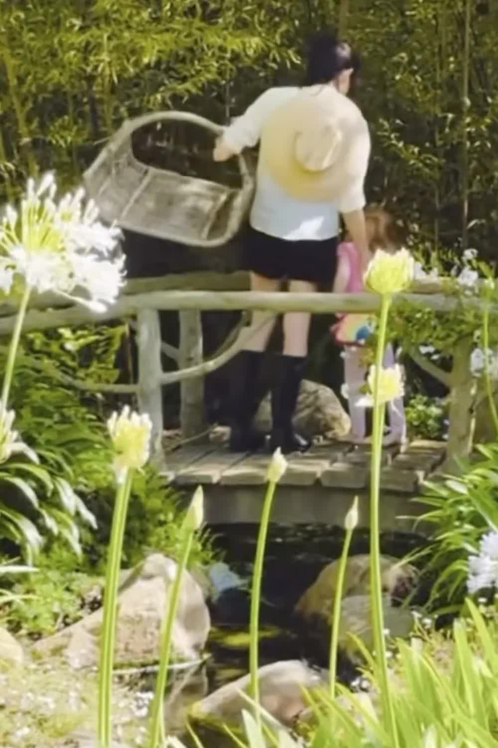 Công chúa Lilibet bất ngờ lộ diện trong video hậu trường của Meghan Markle: Chi tiết chiếc túi cầu vồng gây sốt!- Ảnh 3. Công chúa Lilibet bất ngờ lộ diện trong video hậu trường của Meghan Markle: Chi tiết chiếc túi cầu vồng gây sốt!- Ảnh 3.
