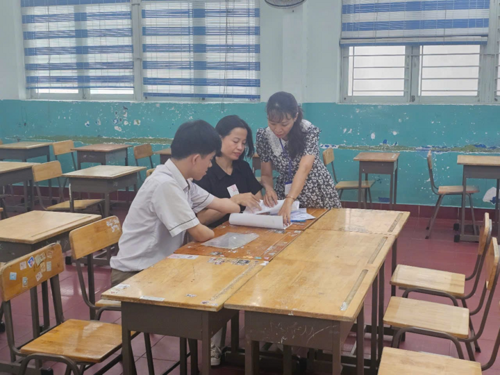 Khâm phục nam sinh khuyết tứ chi vẫn thi tốt nghiệp THPT - Ảnh 1. Khâm phục nam sinh khuyết tứ chi vẫn thi tốt nghiệp THPT - Ảnh 1.