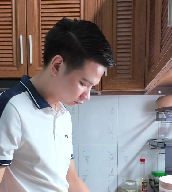 Bị CĐM cho rằng lấy vợ con ra làm content - Chủ kênh "Gia đình Gấu tích cực " phản bác: View bẩn chỉ làm trò cười cho thiên hạ, đánh mất chính mình! - Ảnh 2. Bị CĐM cho rằng lấy vợ con ra làm content - Chủ kênh "Gia đình Gấu tích cực " phản bác: View bẩn chỉ làm trò cười cho thiên hạ, đánh mất chính mình! - Ảnh 2.