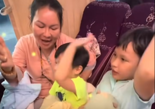 Sau 100 ngày của chồng, bà xã Quý Bình bất ngờ đưa 2 con trai đi làm điều này- Ảnh 1. Sau 100 ngày của chồng, bà xã Quý Bình bất ngờ đưa 2 con trai đi làm điều này- Ảnh 1.