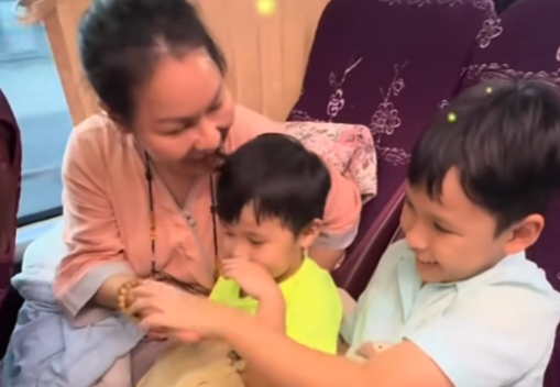 Sau 100 ngày của chồng, bà xã Quý Bình bất ngờ đưa 2 con trai đi làm điều này- Ảnh 2. Sau 100 ngày của chồng, bà xã Quý Bình bất ngờ đưa 2 con trai đi làm điều này- Ảnh 2.