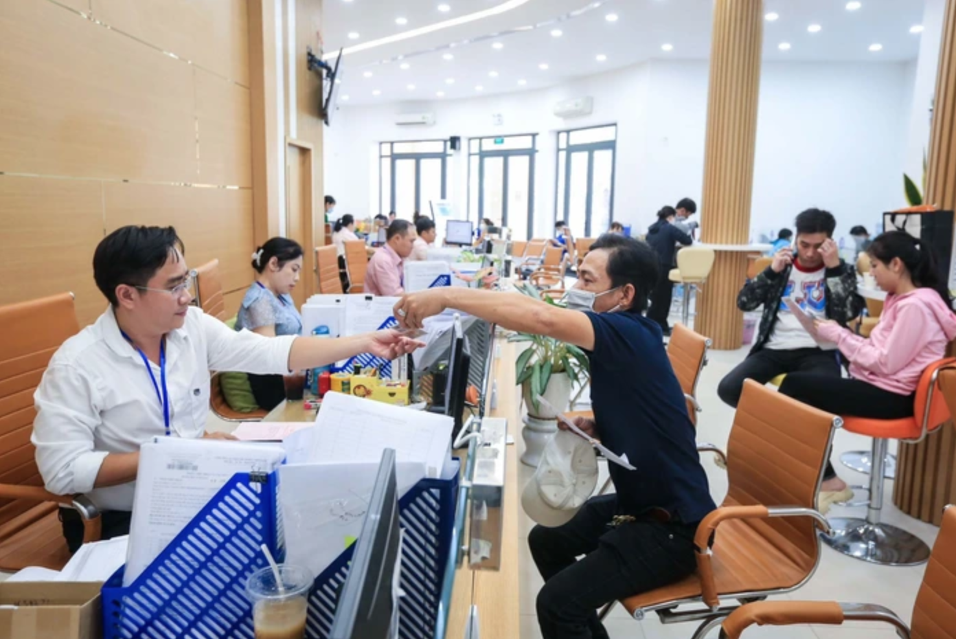 Công chức nghỉ không hết phép được hưởng thêm tiền - Ảnh 1. Ngoài lương, công chức còn được hưởng thêm những khoản thu nhập nào? - Ảnh 1.