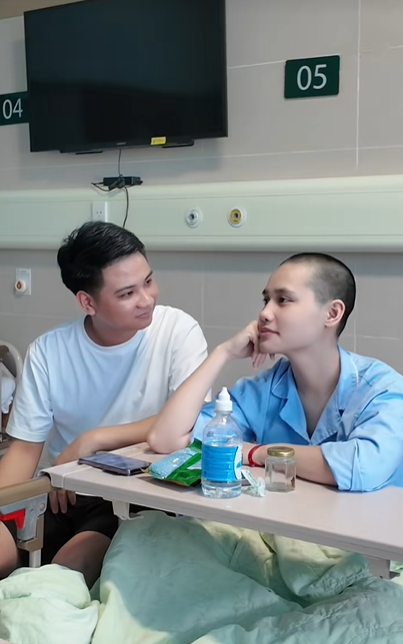 Ngôn tình của đôi vợ chồng Hà Nội dìu nhau qua cửa tử trước khi ly thân gây tranh cãi - Ảnh 3. Ngôn tình của đôi vợ chồng Hà Nội dìu nhau qua cửa tử trước khi ly thân gây tranh cãi - Ảnh 3.