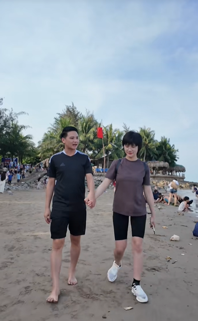 Ngôn tình của đôi vợ chồng Hà Nội dìu nhau qua cửa tử trước khi ly thân gây tranh cãi - Ảnh 4. Ngôn tình của đôi vợ chồng Hà Nội dìu nhau qua cửa tử trước khi ly thân gây tranh cãi - Ảnh 4.