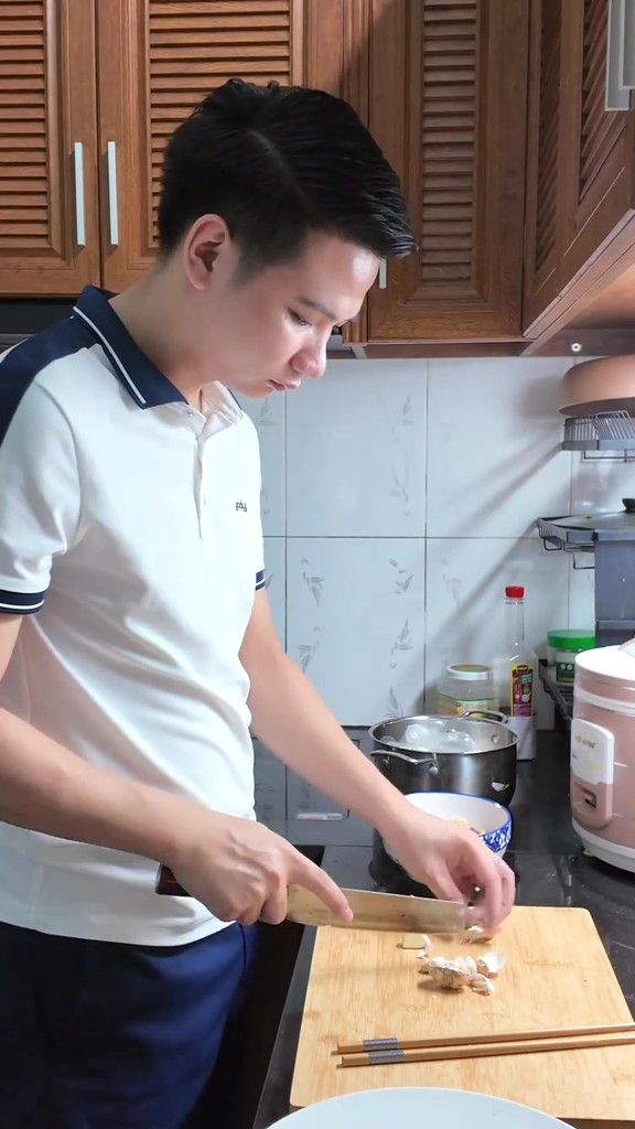 Người chồng Hà Nội chăm vợ mang thai bị xuất huyết não thông báo đã bỏ nhà đi vì quá khổ sở- Ảnh 1. Người chồng Hà Nội chăm vợ mang thai bị xuất huyết não thông báo đã bỏ nhà đi vì quá khổ sở- Ảnh 1.