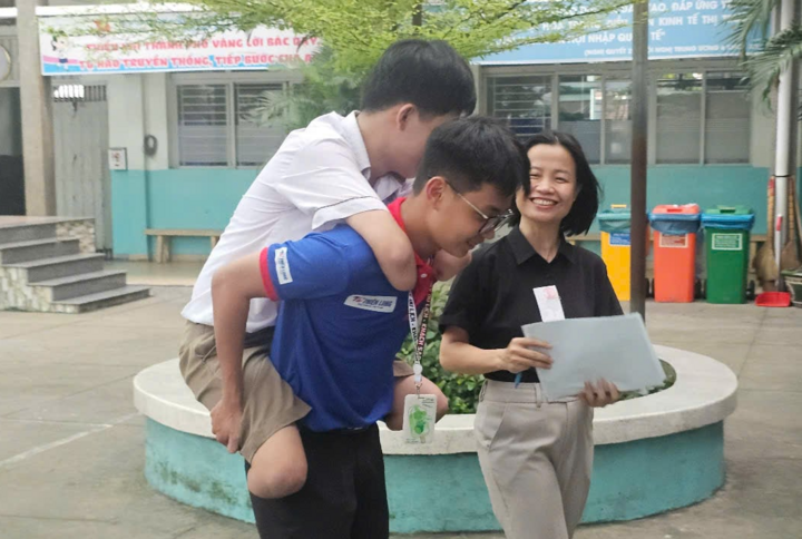 Khâm phục nam sinh khuyết tứ chi vẫn thi tốt nghiệp THPT - Ảnh 2. Khâm phục nam sinh khuyết tứ chi vẫn thi tốt nghiệp THPT - Ảnh 2.