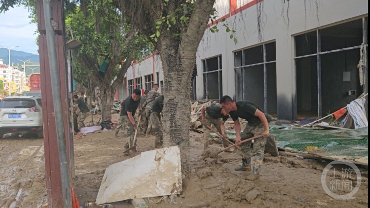 Những hình ảnh khó tin tại Trung Quốc sau trận lũ lịch sử: Khắp nơi bị nhấn chìm trong bùn đất, 6 người thiệt mạng - Ảnh 8. Những hình ảnh khó tin tại Trung Quốc sau trận lũ lịch sử: Khắp nơi bị nhấn chìm trong bùn đất, 6 người thiệt mạng - Ảnh 8.
