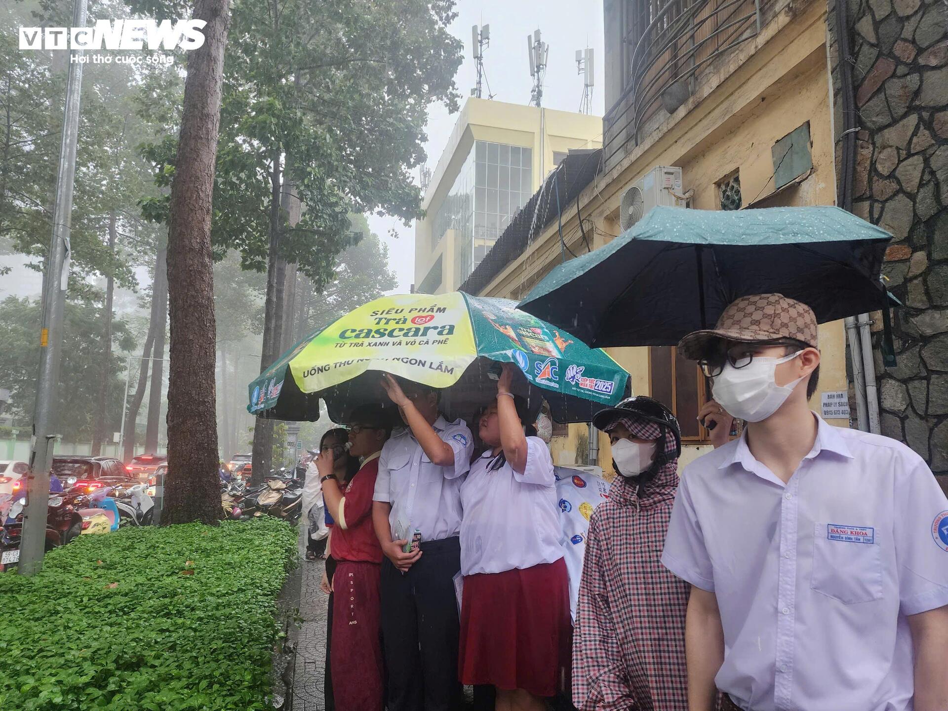 Thí sinh khóc thét với đề Toán mới, 'đọc đề hết nửa thời gian' - Ảnh 12. Thí sinh khóc thét với đề Toán mới, 'đọc đề hết nửa thời gian' - Ảnh 12.