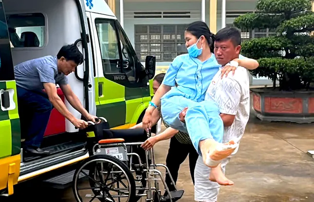 Nữ sinh gặp tai nạn nát cổ chân, đến điểm thi bằng xe cứu thương - Ảnh 3. Nữ sinh gặp tai nạn nát cổ chân, đến điểm thi bằng xe cứu thương - Ảnh 3.