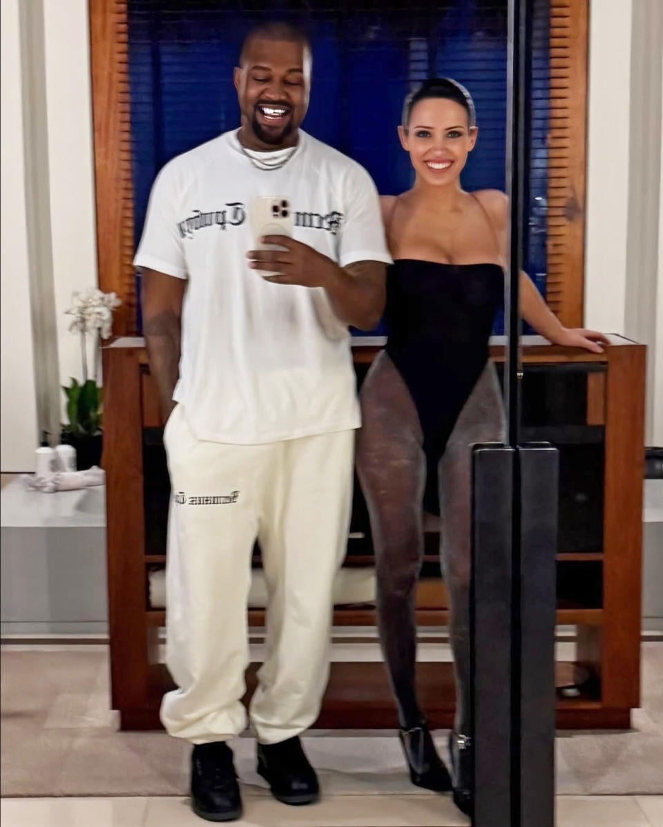 Sự thật trần trụi phía sau những màn hở hang lố lăng gây sốc của vợ Kanye West- Ảnh 3. Sự thật trần trụi phía sau những màn hở hang lố lăng gây sốc của vợ Kanye West- Ảnh 3.
