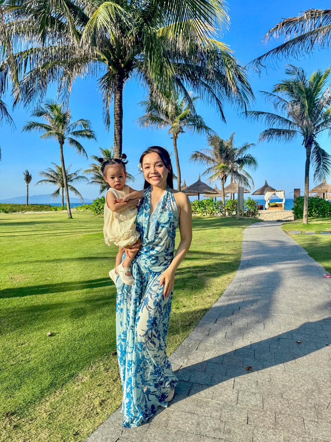 Hot mom Trinh Phạm đưa hai con nhỏ đi du lịch vẫn chill rạng rỡ, nhan sắc mẹ bỉm gây chú ý- Ảnh 2. Hot mom Trinh Phạm đưa hai con nhỏ đi du lịch vẫn chill rạng rỡ, nhan sắc mẹ bỉm gây chú ý- Ảnh 2.