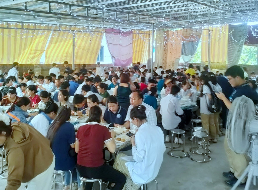 Phụ huynh Hà Nội nấu cơm chiêu đãi thí sinh trong ngày thi tốt nghiệp THPT - Ảnh 1. Phụ huynh Hà Nội nấu cơm chiêu đãi thí sinh trong ngày thi tốt nghiệp THPT - Ảnh 1.