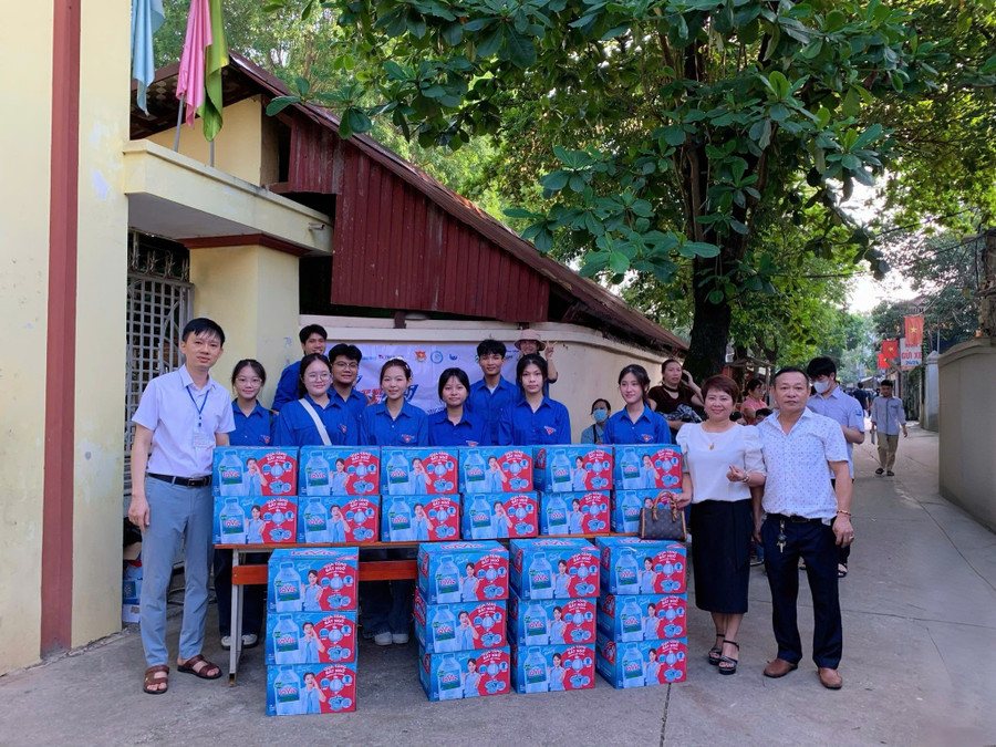 Phụ huynh Hà Nội nấu cơm chiêu đãi thí sinh trong ngày thi tốt nghiệp THPT - Ảnh 3. Phụ huynh Hà Nội nấu cơm chiêu đãi thí sinh trong ngày thi tốt nghiệp THPT - Ảnh 3.
