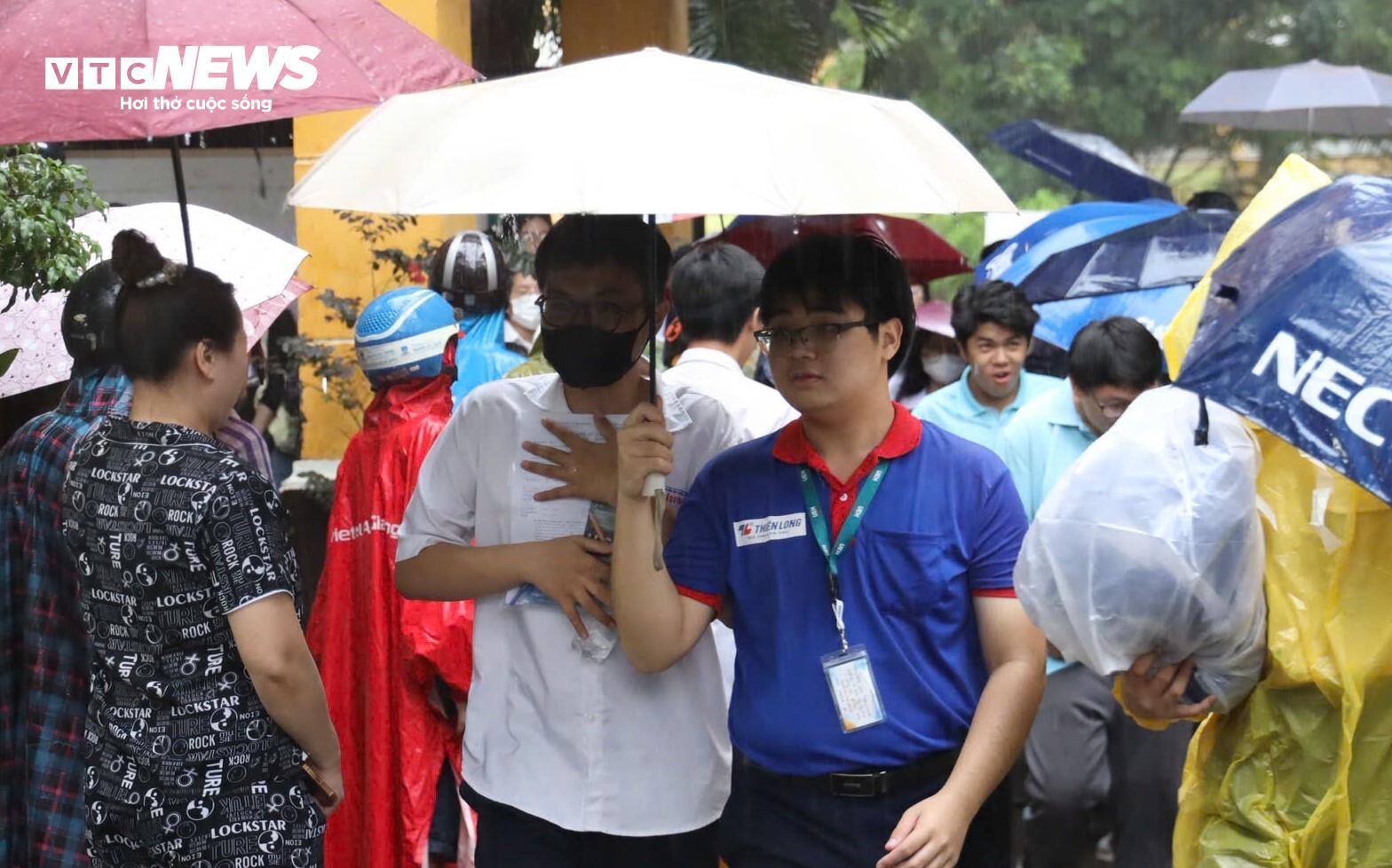 Thí sinh khóc thét với đề Toán mới, 'đọc đề hết nửa thời gian' - Ảnh 15. Thí sinh khóc thét với đề Toán mới, 'đọc đề hết nửa thời gian' - Ảnh 15.