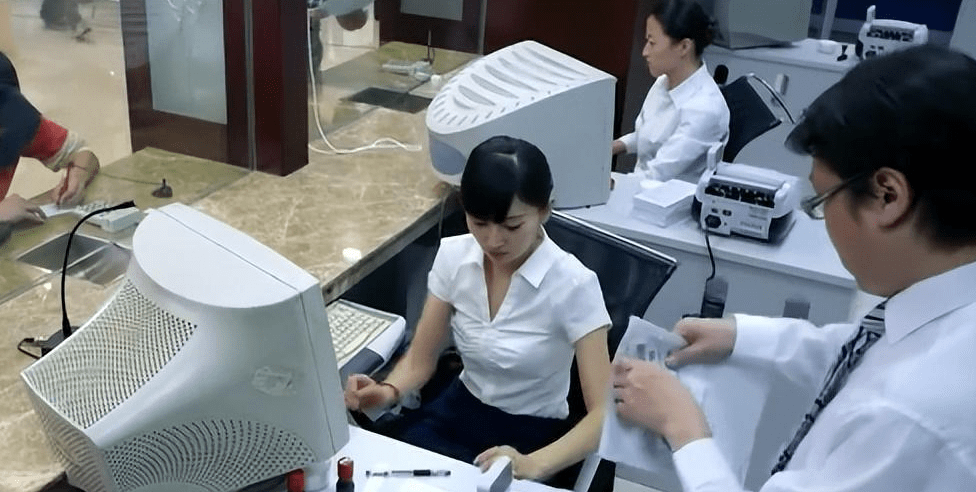 Livestream suốt 2 tháng để "chứng minh vô tội", nữ y tá vẫn bị lừa sạch hơn 8 tỷ đồng bởi cảnh sát... không tồn tại- Ảnh 3. Livestream suốt 2 tháng để "chứng minh vô tội", nữ y tá vẫn bị lừa sạch hơn 8 tỷ đồng bởi cảnh sát... không tồn tại- Ảnh 3.