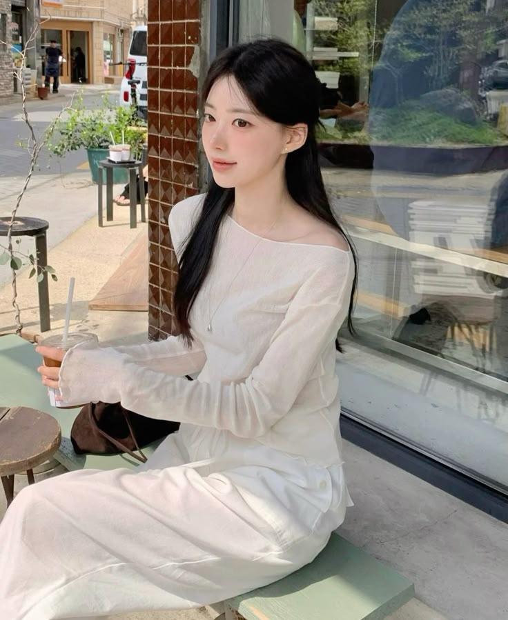 Nhìn đồng nghiệp tự tin xài đồ hiệu fake mới hiểu thế nào là nghèo sang chảnh - Ảnh 2. Nhìn đồng nghiệp tự tin xài đồ hiệu fake mới hiểu thế nào là nghèo sang chảnh - Ảnh 2.