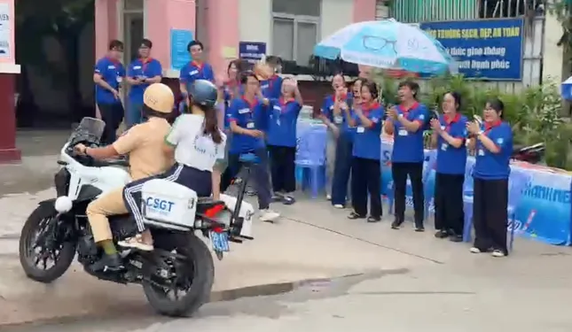 Nữ sinh quên căn cước được CSGT chở đến điểm thi - Ảnh 1. Nữ sinh quên căn cước được CSGT chở đến điểm thi - Ảnh 1.
