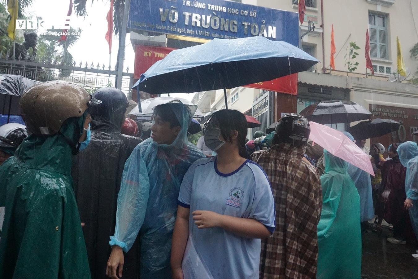 Thí sinh khóc thét với đề Toán mới, 'đọc đề hết nửa thời gian' - Ảnh 13. Thí sinh khóc thét với đề Toán mới, 'đọc đề hết nửa thời gian' - Ảnh 13.