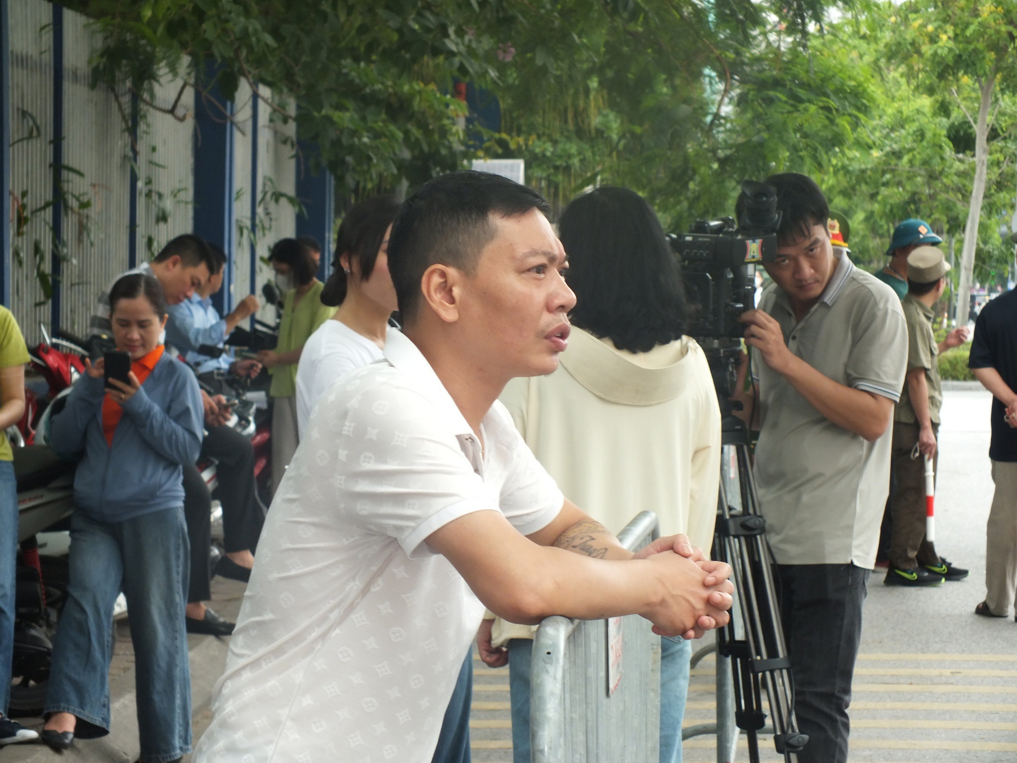 Trời nóng, cha mẹ vẫn ở lại, vì: Gặp cha mẹ đầu tiên sau khi thi xong là ký ức đẹp theo con suốt đời!- Ảnh 6. Trời nóng, cha mẹ vẫn ở lại, vì: Gặp cha mẹ đầu tiên sau khi thi xong là ký ức đẹp theo con suốt đời!- Ảnh 6.