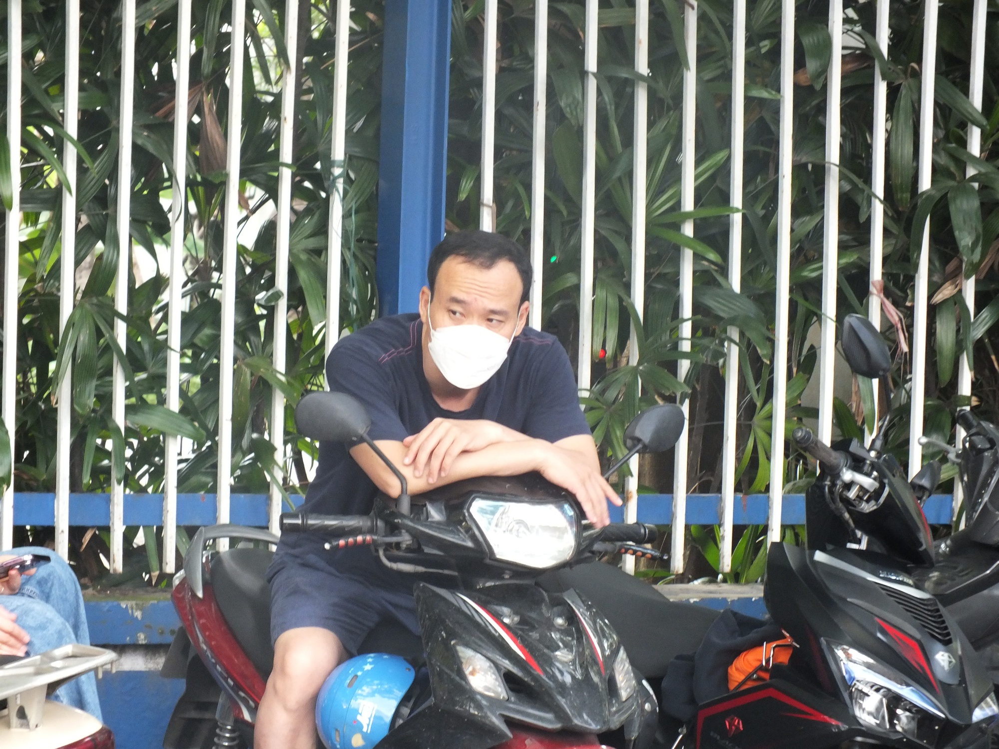 Trời nóng, cha mẹ vẫn ở lại, vì: Gặp cha mẹ đầu tiên sau khi thi xong là ký ức đẹp theo con suốt đời!- Ảnh 5. Trời nóng, cha mẹ vẫn ở lại, vì: Gặp cha mẹ đầu tiên sau khi thi xong là ký ức đẹp theo con suốt đời!- Ảnh 5.
