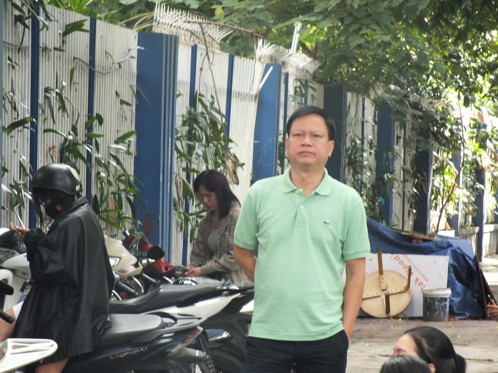 Trời nóng, cha mẹ vẫn ở lại, vì: Gặp cha mẹ đầu tiên sau khi thi xong là ký ức đẹp theo con suốt đời!- Ảnh 7. Trời nóng, cha mẹ vẫn ở lại, vì: Gặp cha mẹ đầu tiên sau khi thi xong là ký ức đẹp theo con suốt đời!- Ảnh 7.