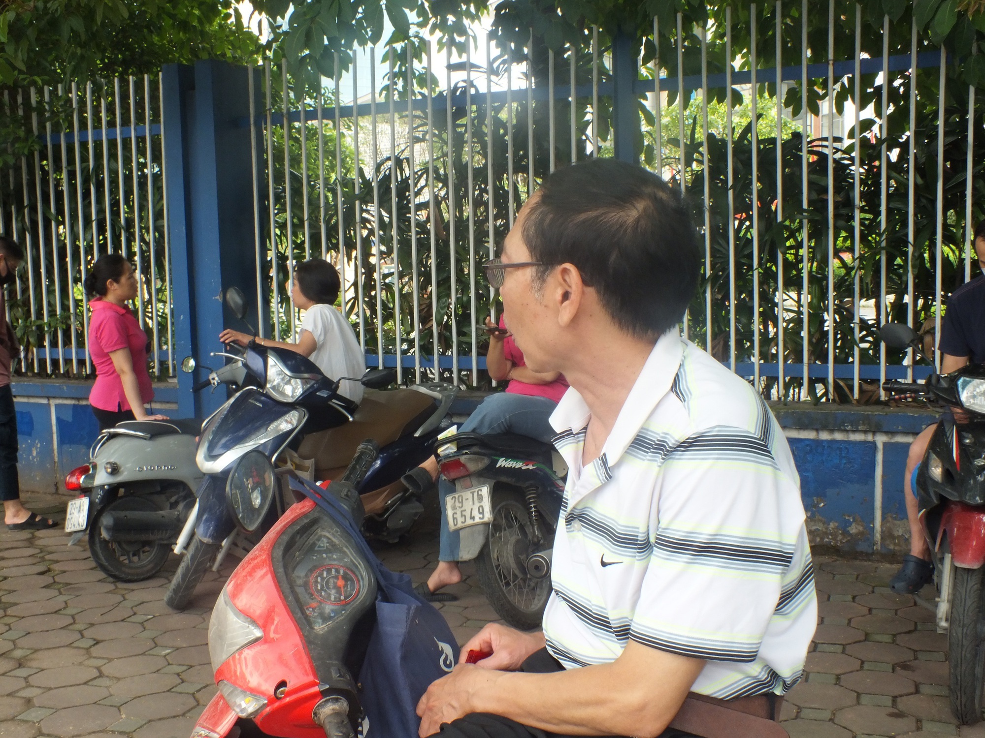 Trời nóng, cha mẹ vẫn ở lại, vì: Gặp cha mẹ đầu tiên sau khi thi xong là ký ức đẹp theo con suốt đời!- Ảnh 9. Trời nóng, cha mẹ vẫn ở lại, vì: Gặp cha mẹ đầu tiên sau khi thi xong là ký ức đẹp theo con suốt đời!- Ảnh 9.
