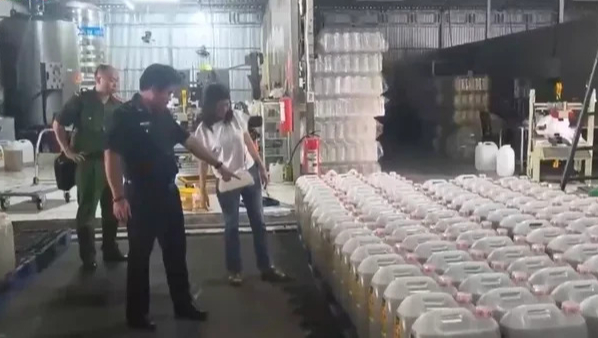 Phá đường dây "dầu thực vật giả", nhập lậu cực lớn trên toàn quốc, thu giữ hơn 1.000 tấn- Ảnh 1. Phá đường dây "dầu thực vật giả", nhập lậu cực lớn trên toàn quốc, thu giữ hơn 1.000 tấn- Ảnh 1.