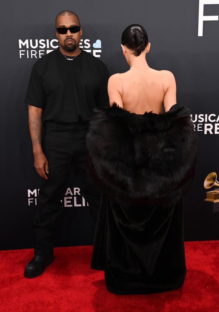 Sự thật trần trụi phía sau những màn hở hang lố lăng gây sốc của vợ Kanye West- Ảnh 2. Sự thật trần trụi phía sau những màn hở hang lố lăng gây sốc của vợ Kanye West- Ảnh 2.